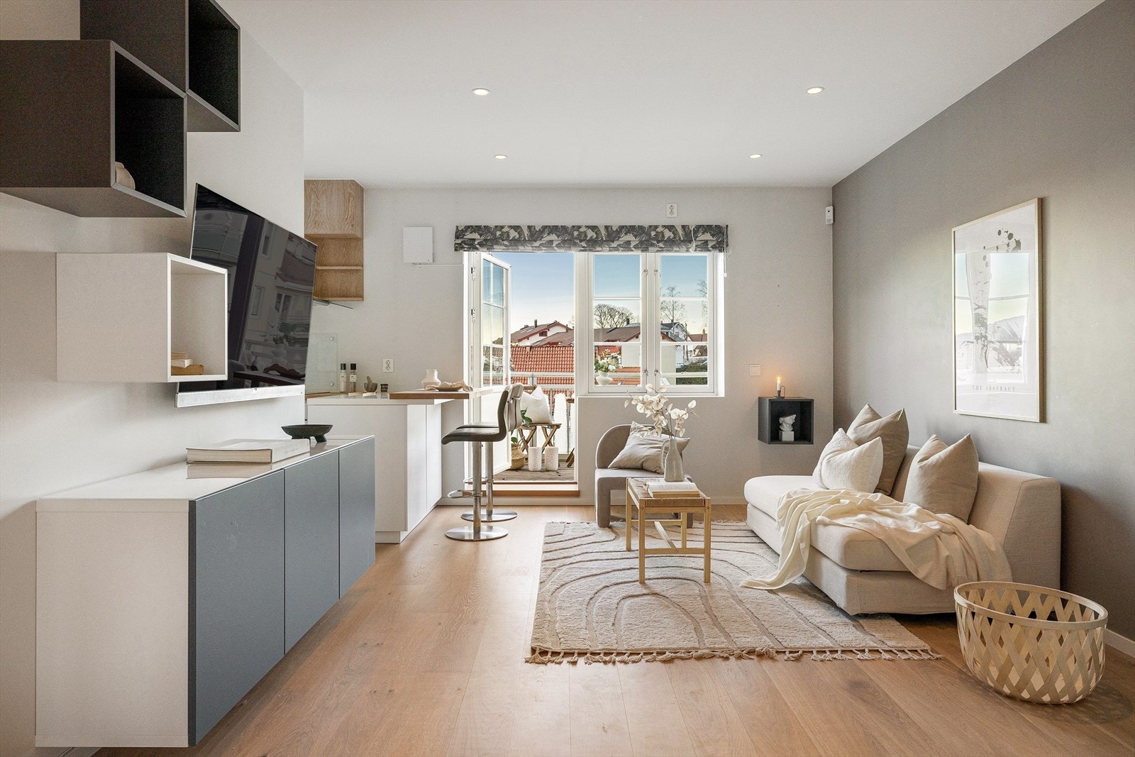 Leiligheten gjennomgikk større oppgraderinger i 2016 og har lysmalte vegger, listefritt mot tak, downlights i himling og 1-stavs parkett på gulv. Galleribilde