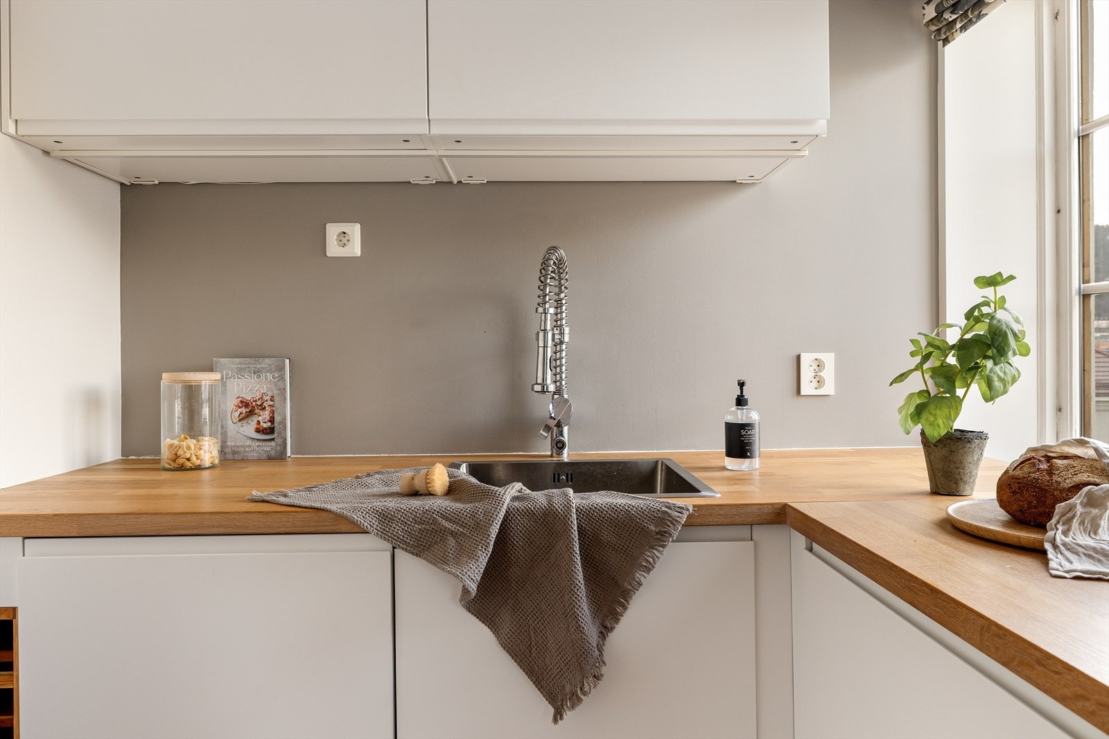 Integrerte hvitevarer: Stekeovn, platetopp, kjøleskuff og oppvaskmaskin. Galleribilde