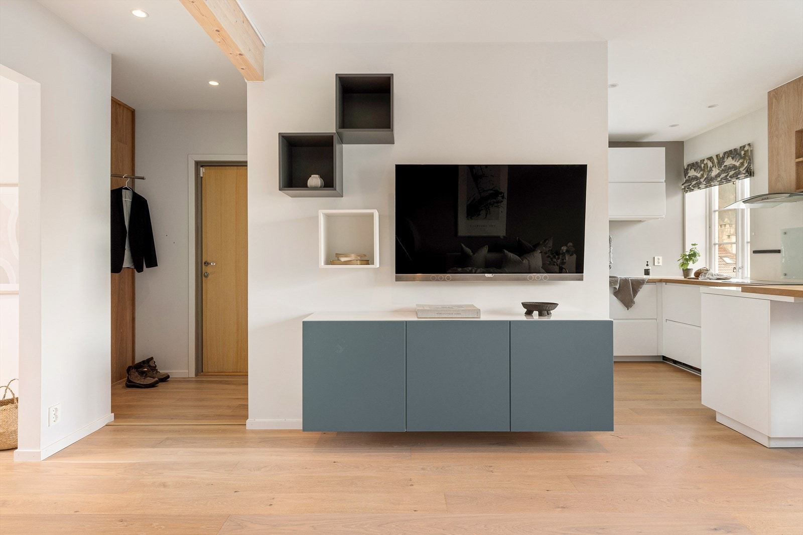 Leiligheten er praktisk innredet med funksjonelle løsninger i alle rom. Galleribilde