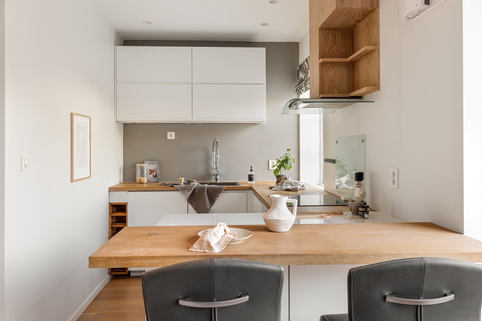 Kjøkkeninnredning med barløsning og moderne detaljer. Galleribilde