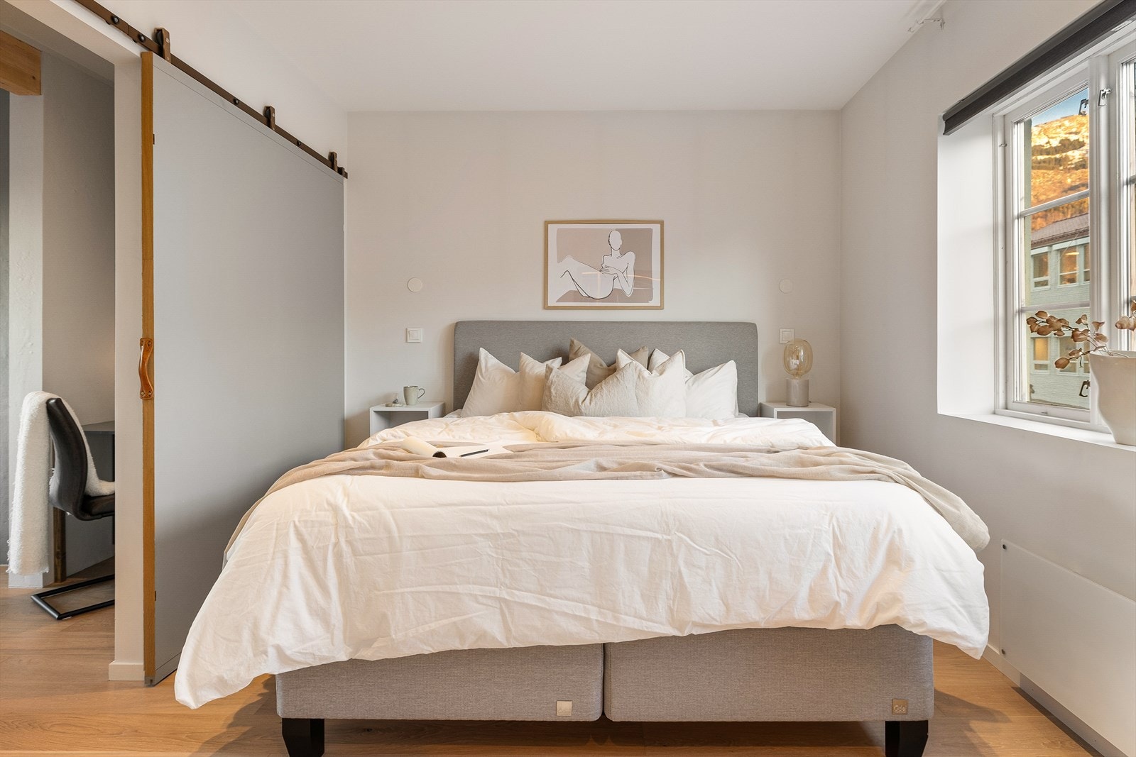 Her er det god plass til dobbeltseng og tilhørende nattbord. Galleribilde