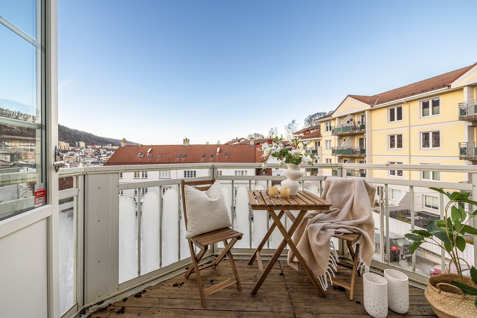 Balkongen er 5,6 kvm med treplatning på gulv og god plass til kafestoler og bord. Galleribilde