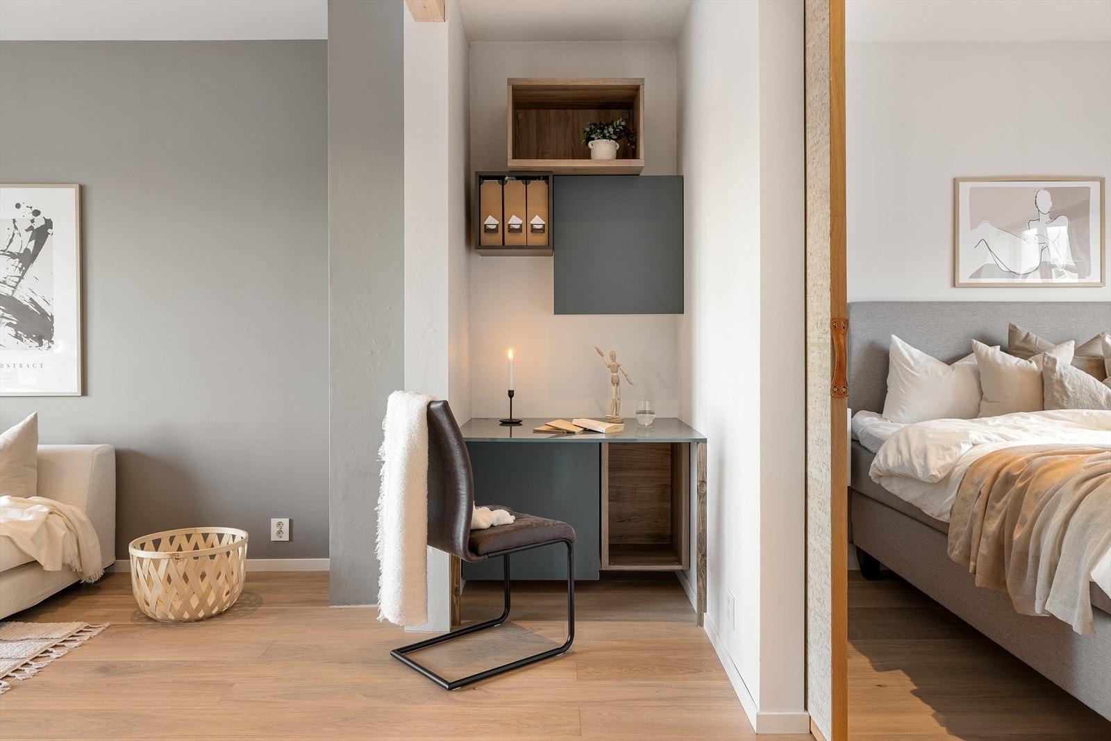 Mellom stue og soverom er det laget en plassbygget kontorløsning med plass til PC, en perfekt krok for hjemmekontor eller studier. Galleribilde