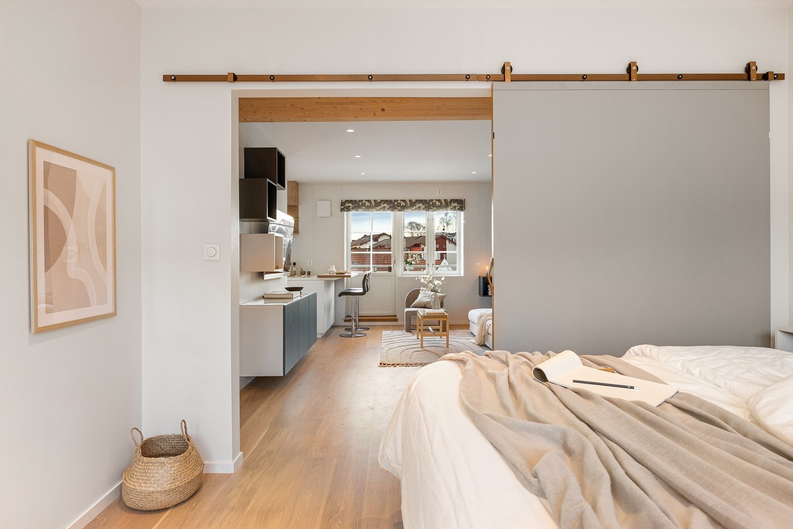 Soverom mot stue med åpen skyvedør. Galleribilde