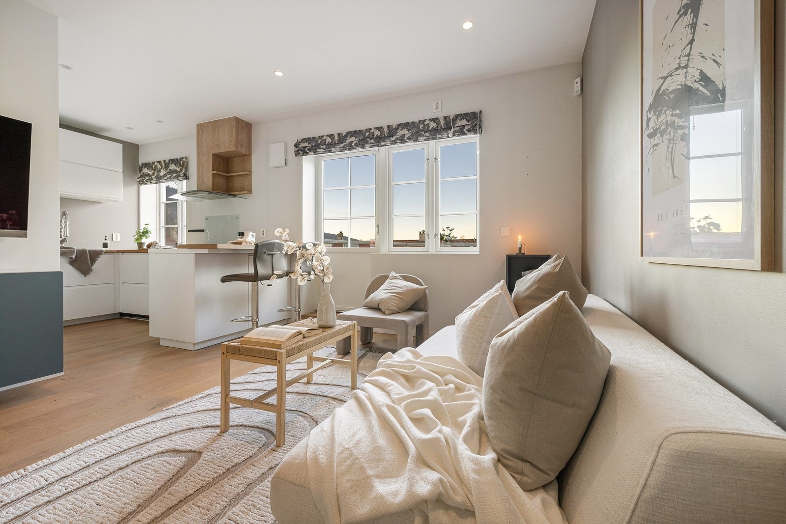 Stue og kjøkken ligger i åpen løsning. Galleribilde