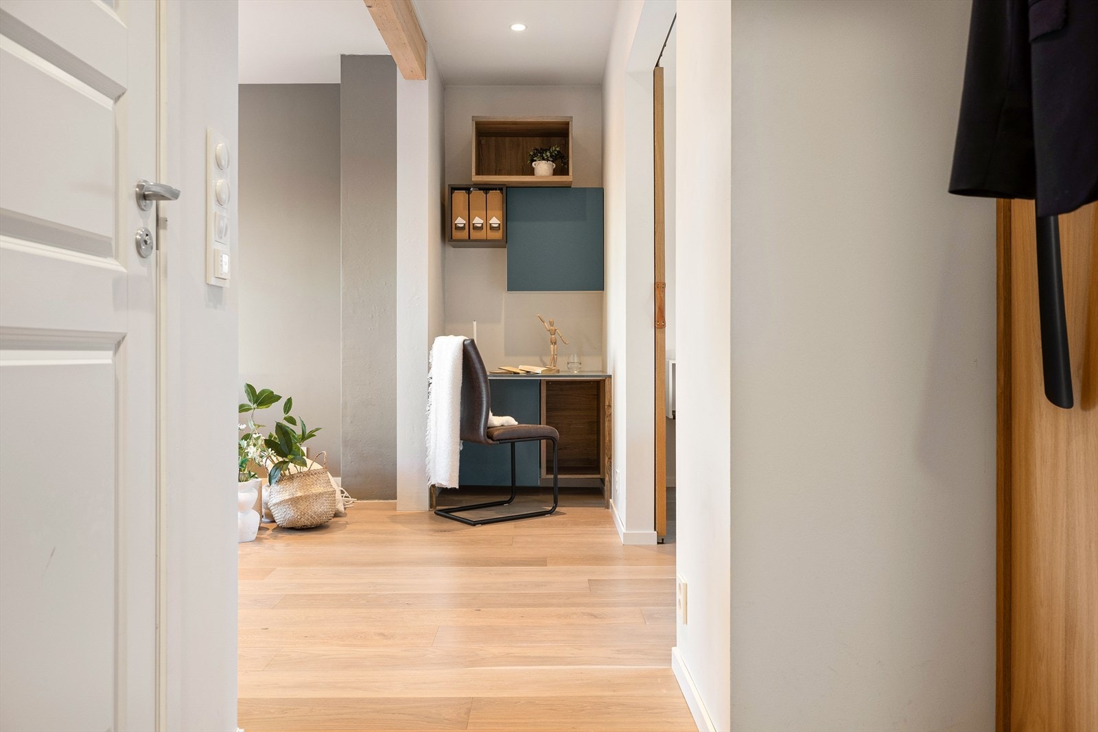 Entré er 1,8 kvm og også dette arealet er innredet i den moderne, delikate stilen som øvrige rom. Galleribilde