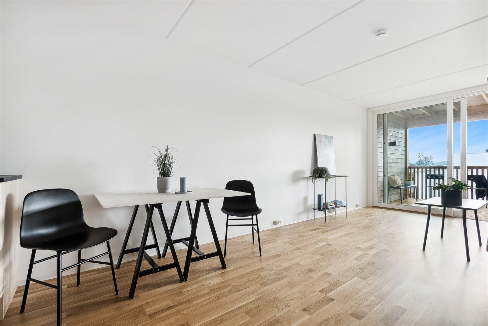 Stuen har en møbleringsvennlig utforming med plass til både spisebord og sofa med tilhørende møblement Galleribilde