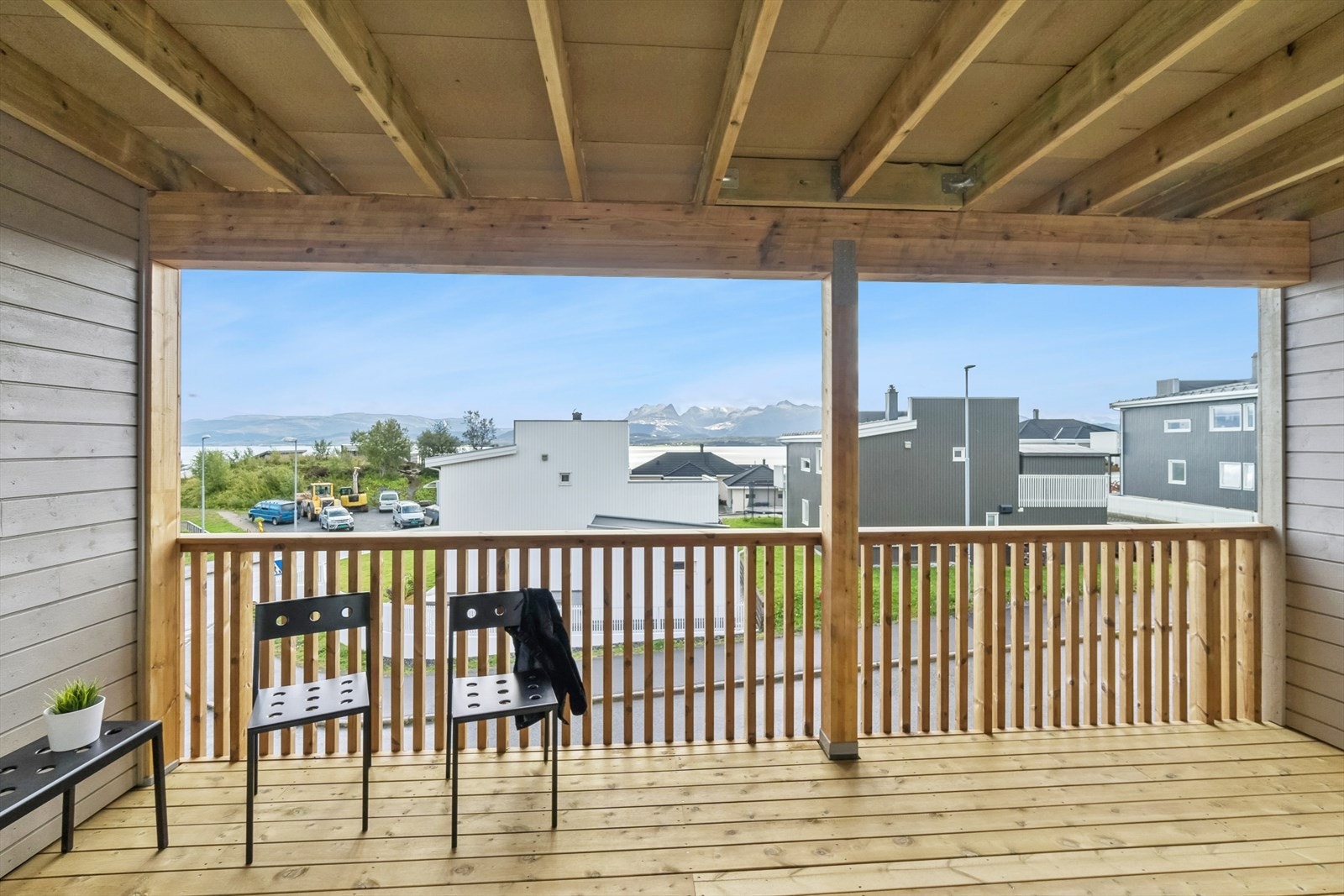 På balkongen er det god plass til møblement og vender mot sør, noe som gir gode solforhold Galleribilde