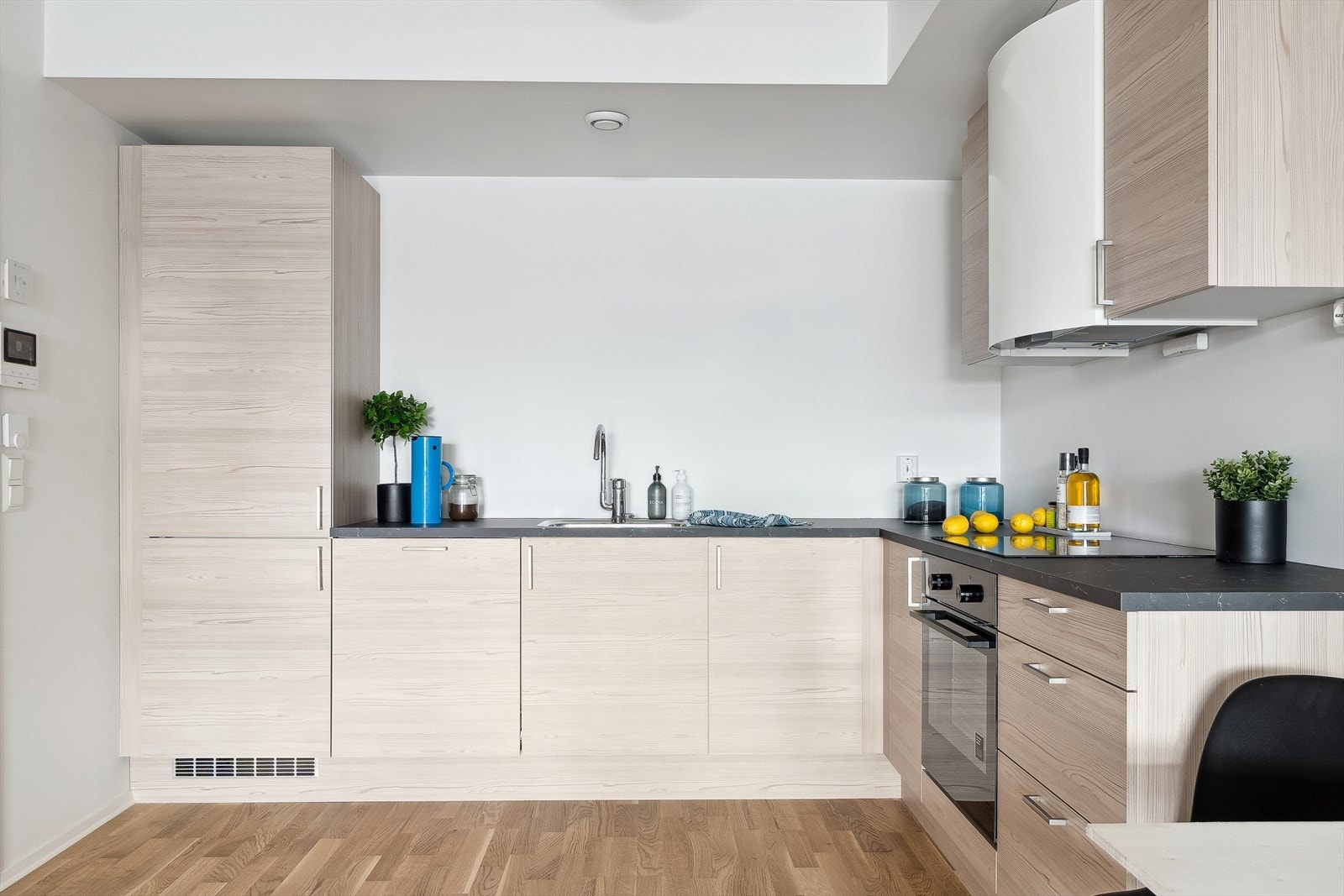 De integrerte hvitevarene medfølger og består av stekeovn, steketopp, oppvaskmaskin og kombiskap kjøl/frys Galleribilde