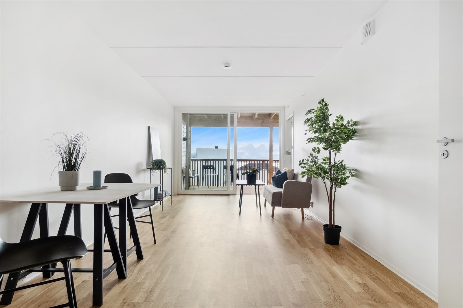 Her får du en nylig ferdigstilt leilighet med hvitmalte vegger, lyst 3-stavs parkettgulv og listeløst tak Galleribilde