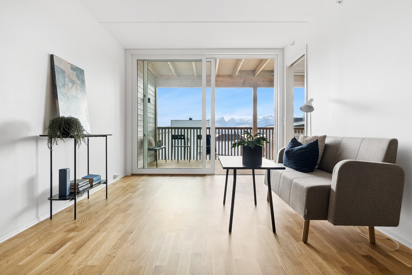 Herfra har du også utgang til en lun og overbygget balkong Galleribilde