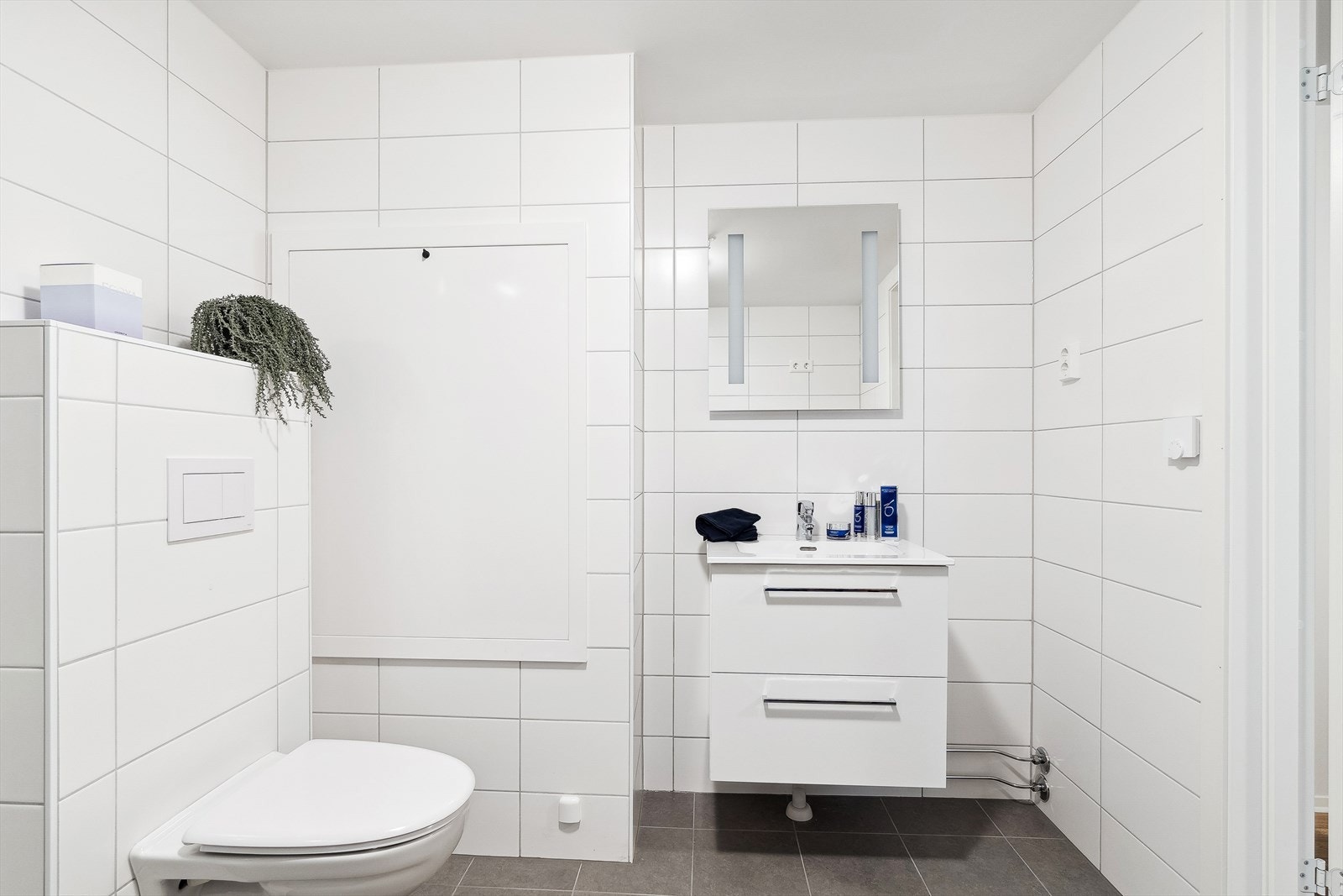 Innredningen består av servant, skuffer og speil på vegg Galleribilde