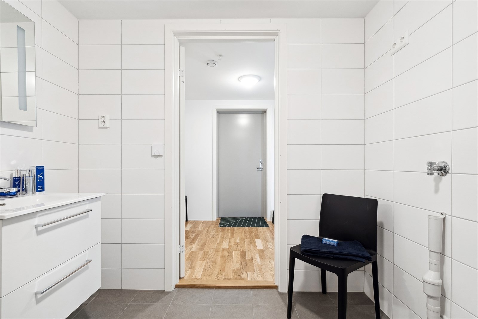 Badet er tidløst med grå gulvfliser og hvite veggfliser Galleribilde