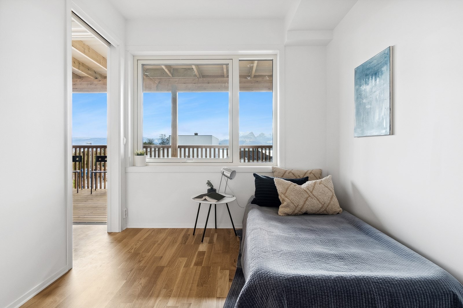 Soverommet har en fin størrelse med plass til seng med tilhørende nattbord Galleribilde