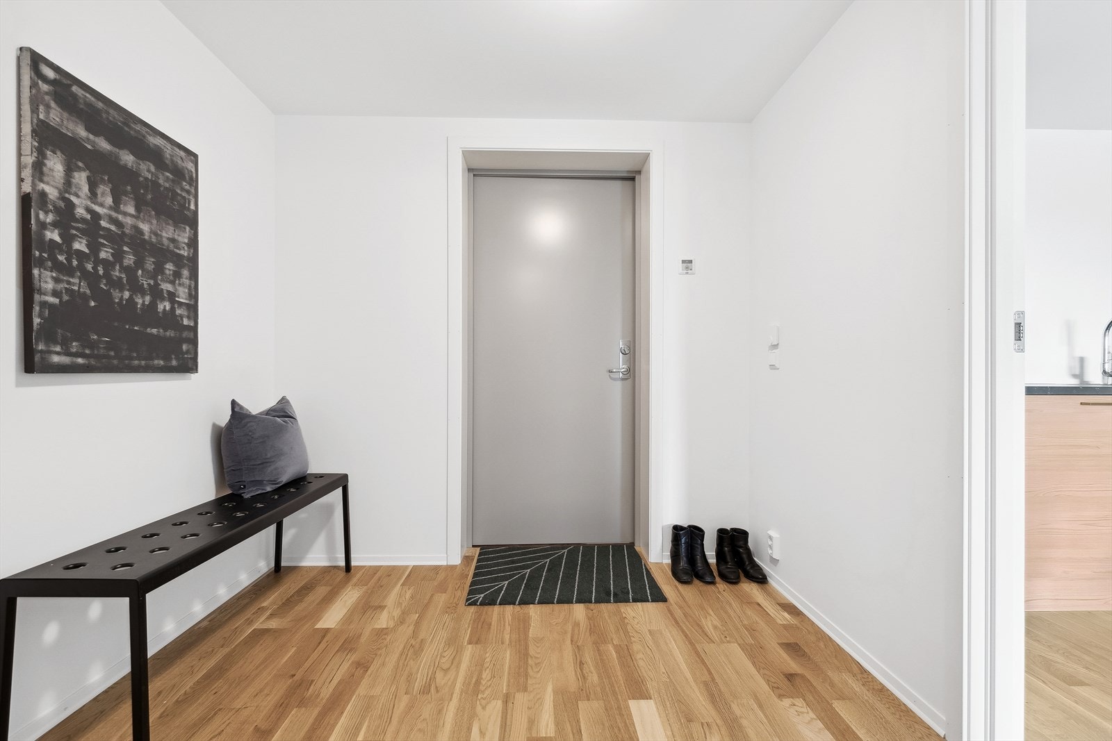 Du ønskes velkommen inn i en romslig entré med god plass til å etablere skyvedørsgarderobe eller lignende Galleribilde