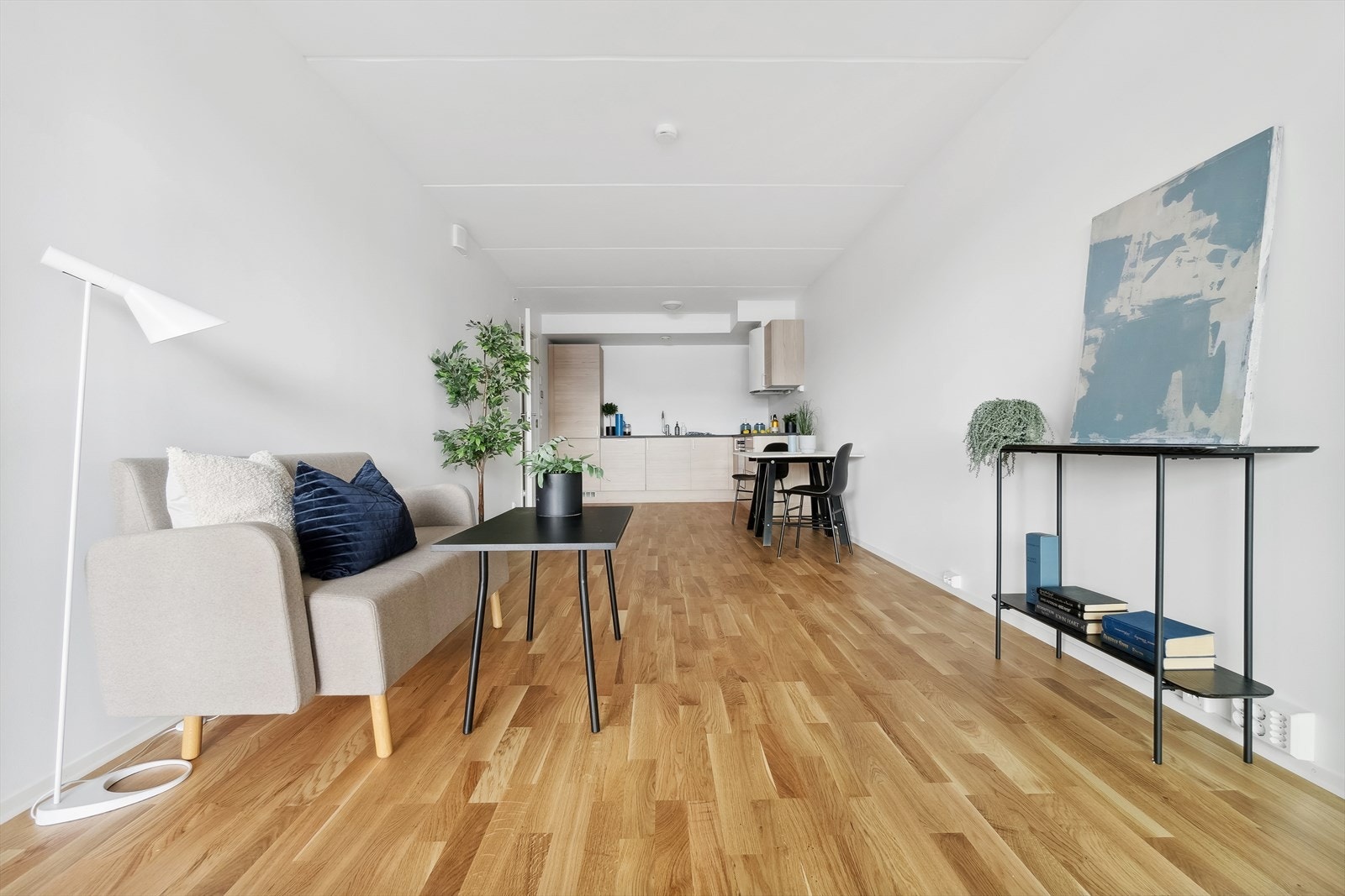 Kjøkkenet ligger i åpen løsning og har en praktisk innredning med moderne fargevalg Galleribilde