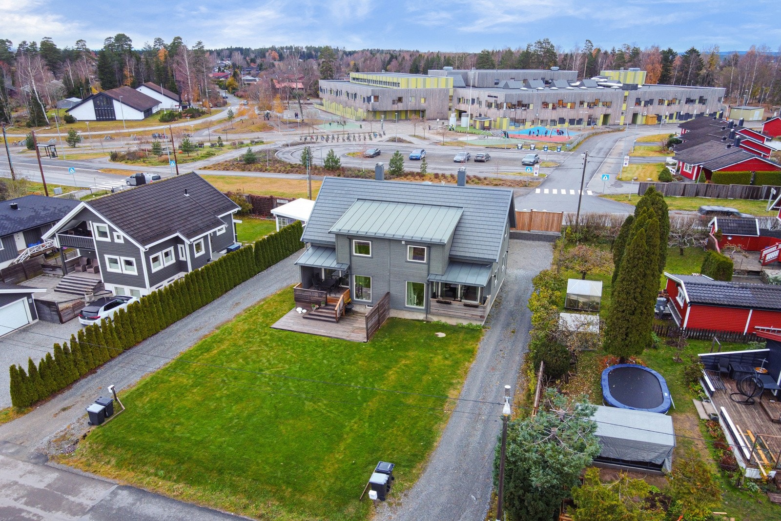Parallellen 16, tett ved Rustad Skole Galleribilde