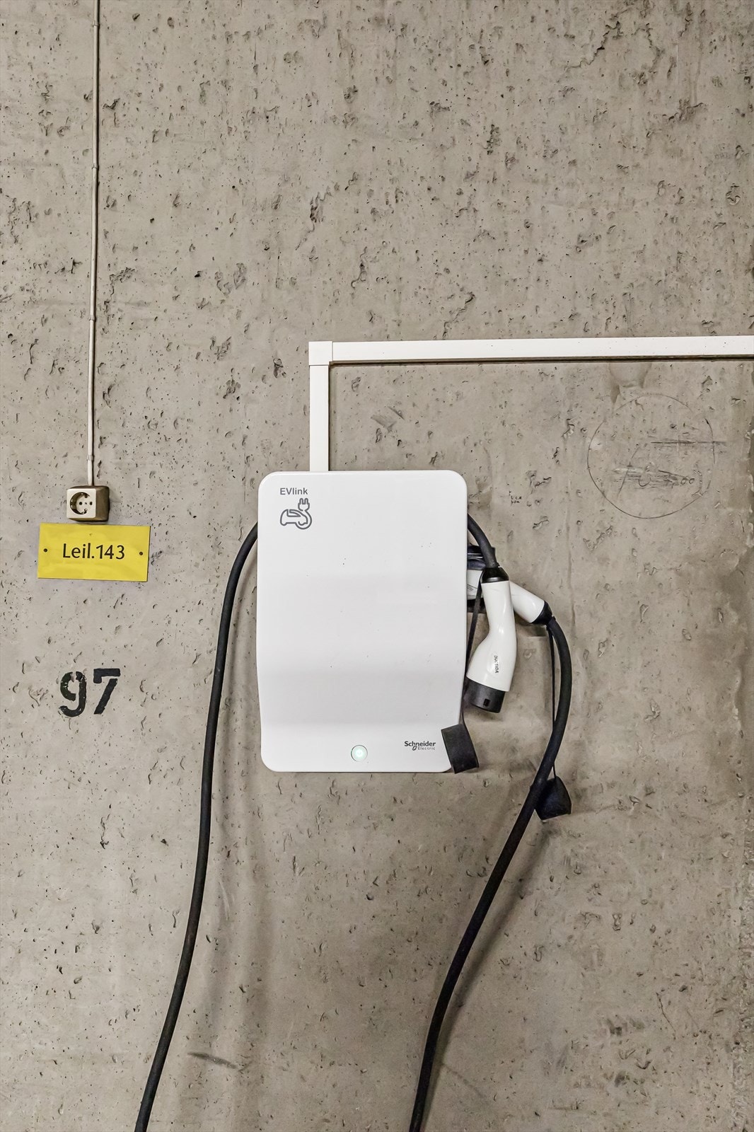 Her er det montert elbil-lader. Galleribilde