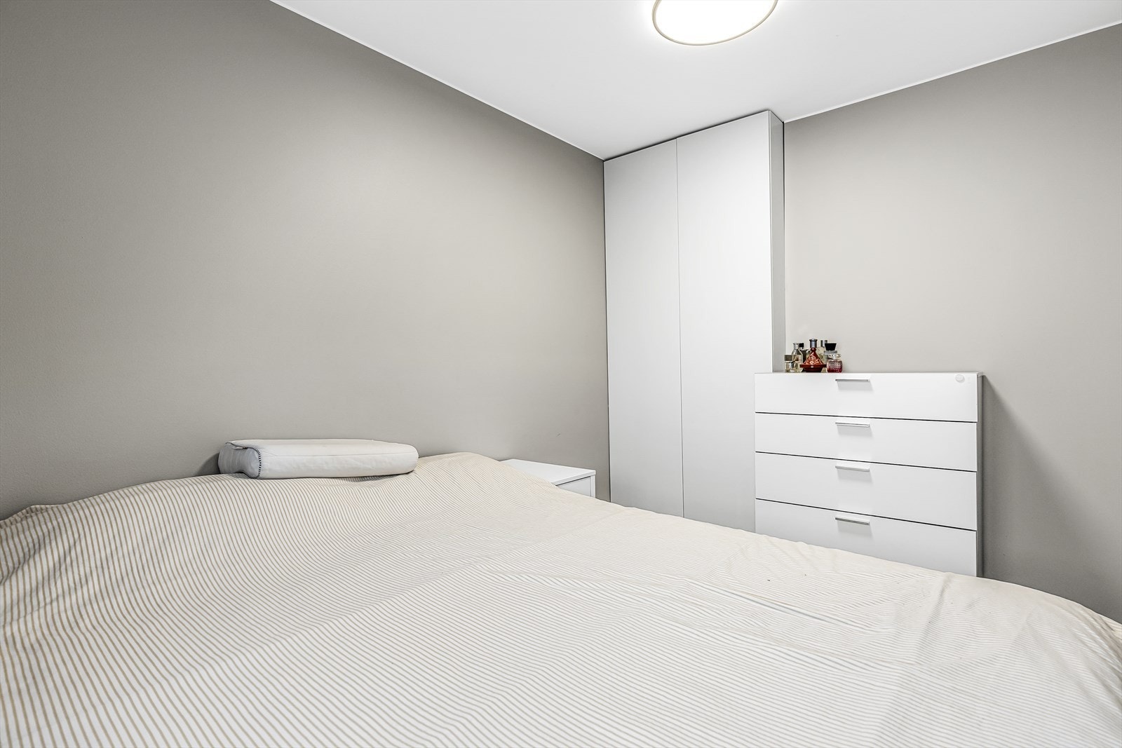 Soverom 2 har i likhet med soverom 1 god plass til stor seng og garderobeløsning Galleribilde