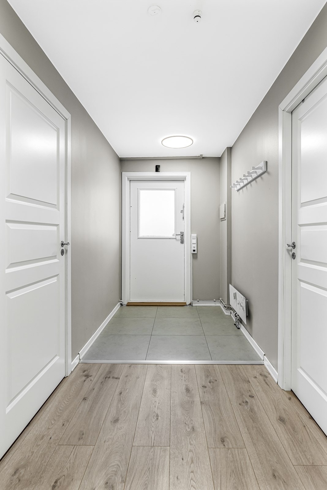 Romslig entré med god plass til oppbevaring av yttertøy og sko. Galleribilde