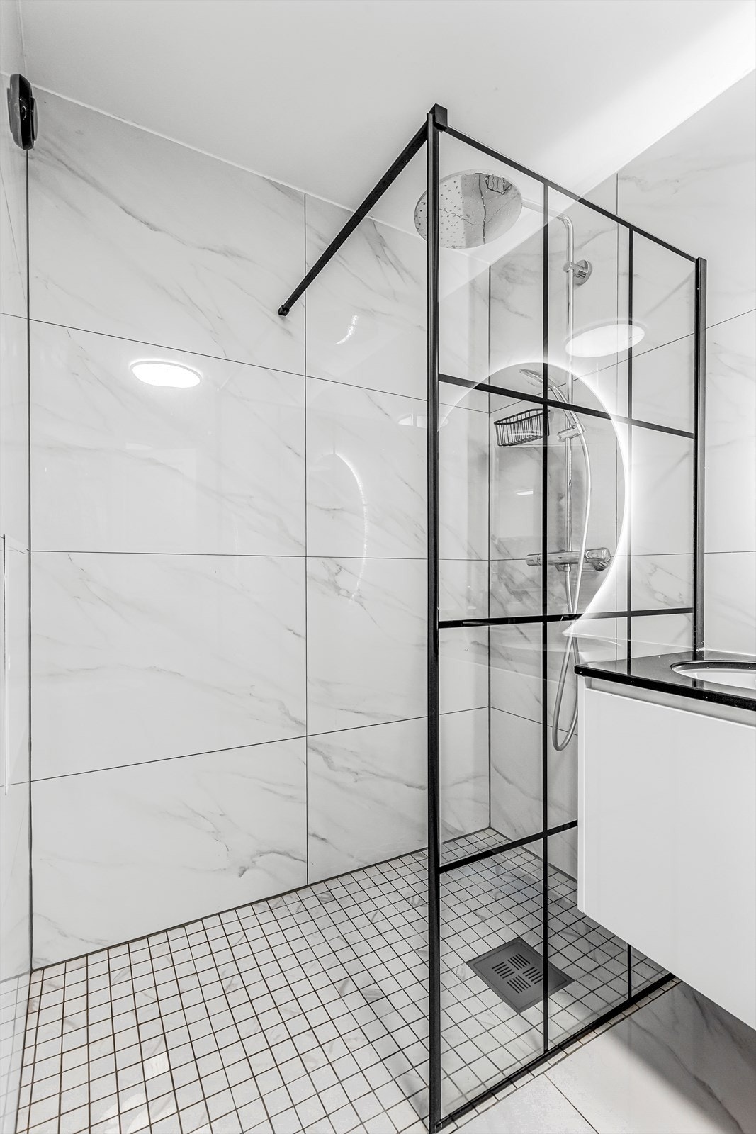 Dusjsone med vegghengt dusjarmatur med regndusj og glassvegg med rammer. Selger opplyser om sveisemembran fra 2022 på begge bad. Galleribilde