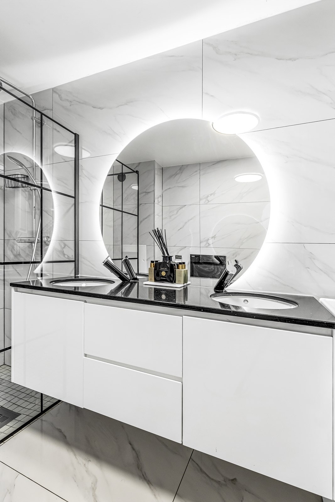 Badet er ellers innredet med vegghengt servantinnredning med skuffer og skap, vegghengt speil med lys og vegghengt toalett. Galleribilde