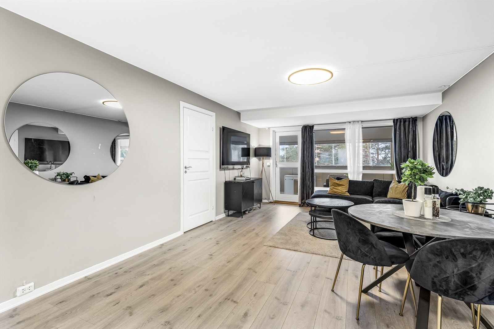 Åpen stue/kjøkken løsning med god plass å innrede med sofagruppe, spisegruppe og ellers ønsket mølblement. Galleribilde