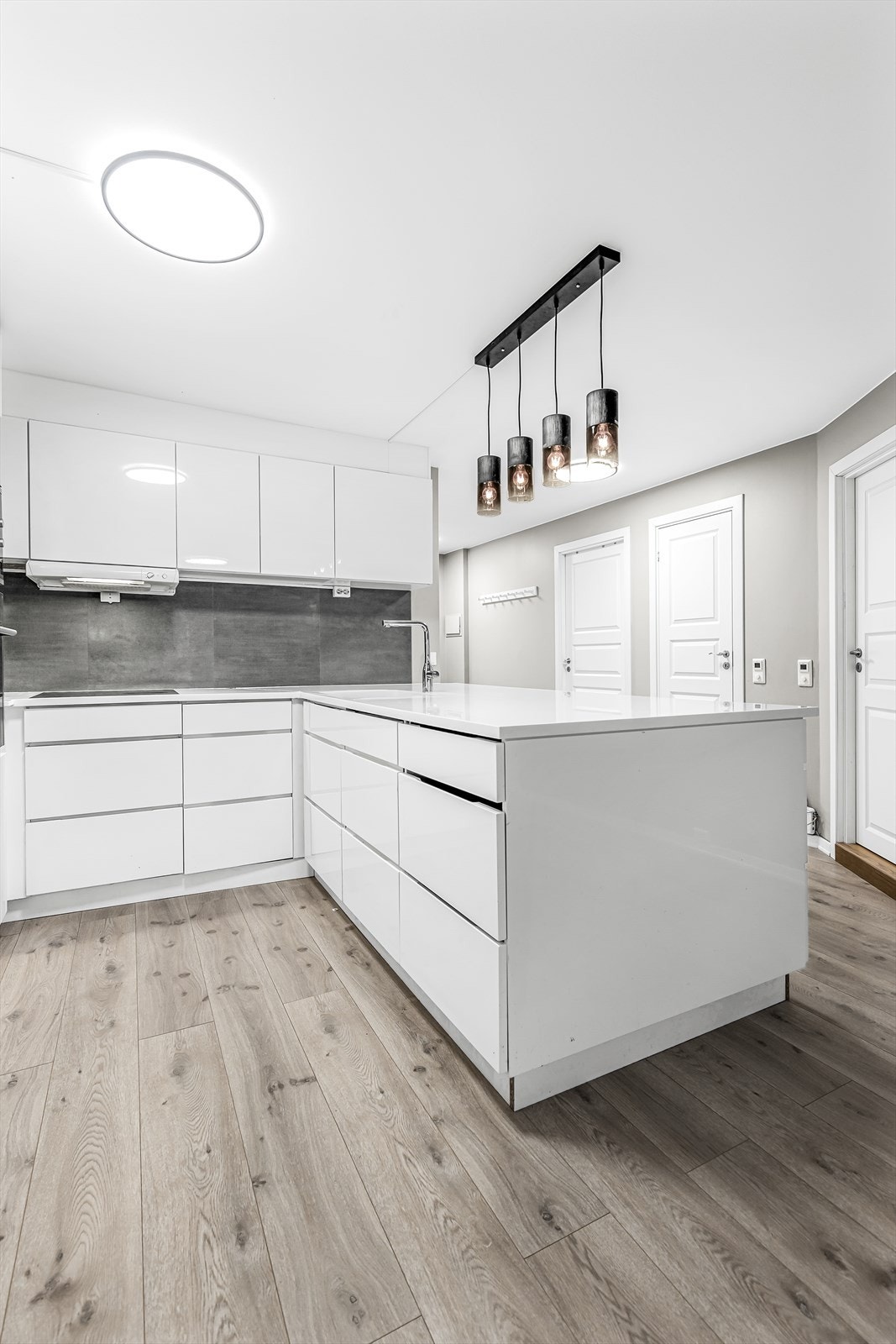 Rikelig med skap og benkeplass gjør dette til et meget funksjonelt og arbeidsvennlig kjøkken. Galleribilde