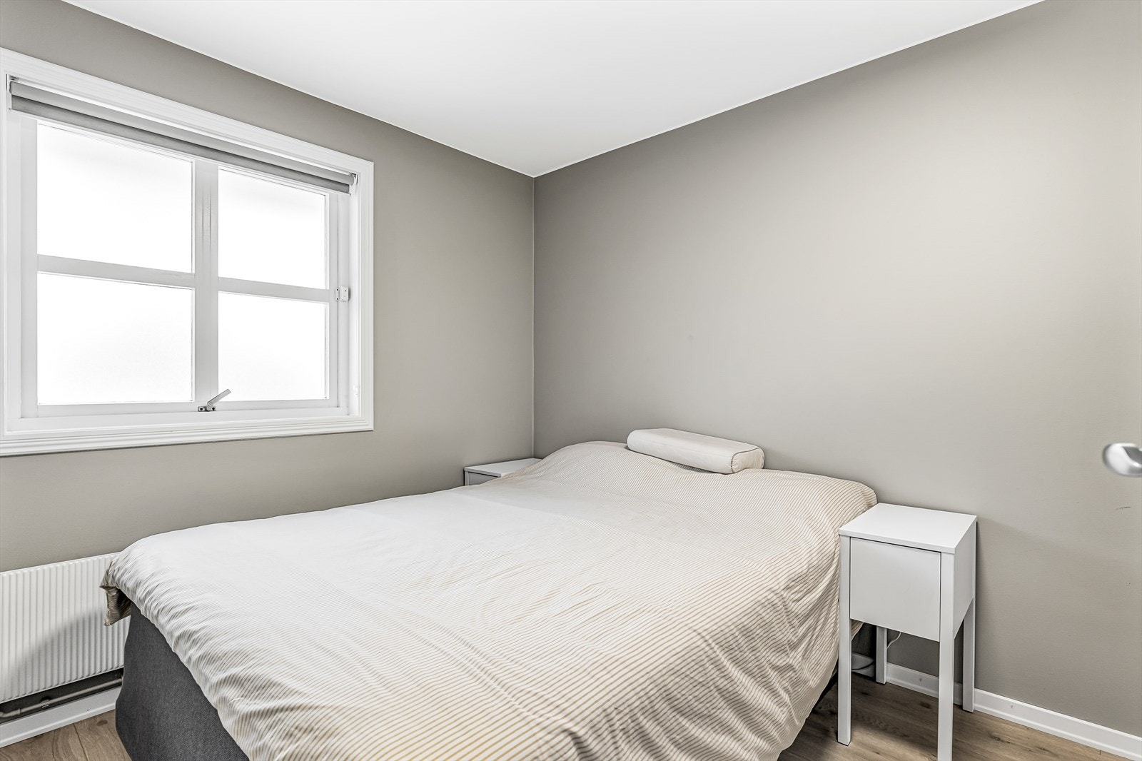 Alle rom er malt i den samme veggfargen etter at overflatene ble pusset opp. Galleribilde