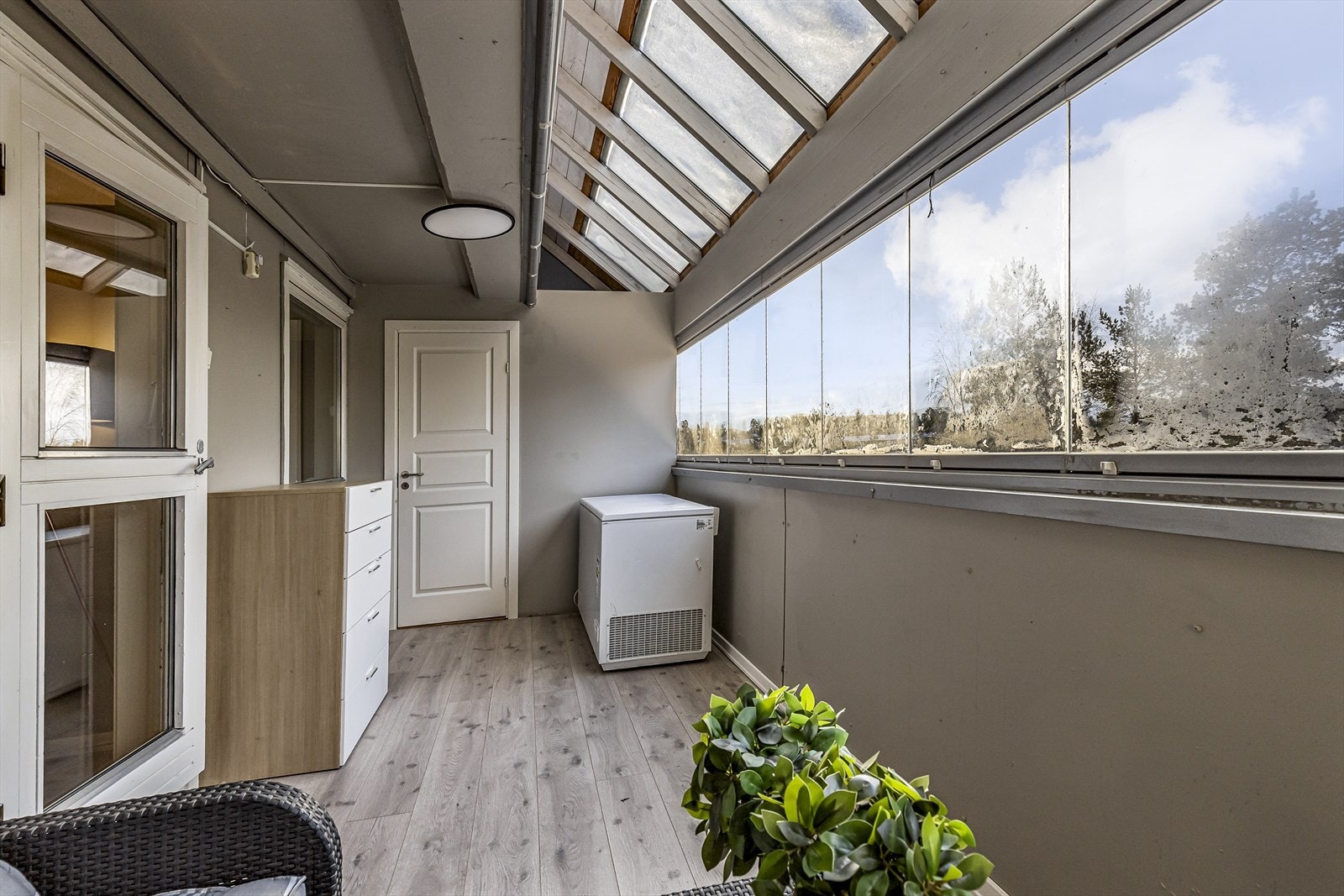 Fra stuen har du direkte adkomst til en innglasset balkong på hele 13 m2. Galleribilde