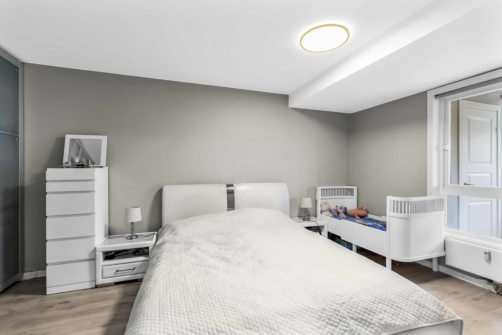 Soverom 1 har god plass til å innredes med stor seng, nattbord, garderobeløsning og ellers ønsket møblement. Galleribilde