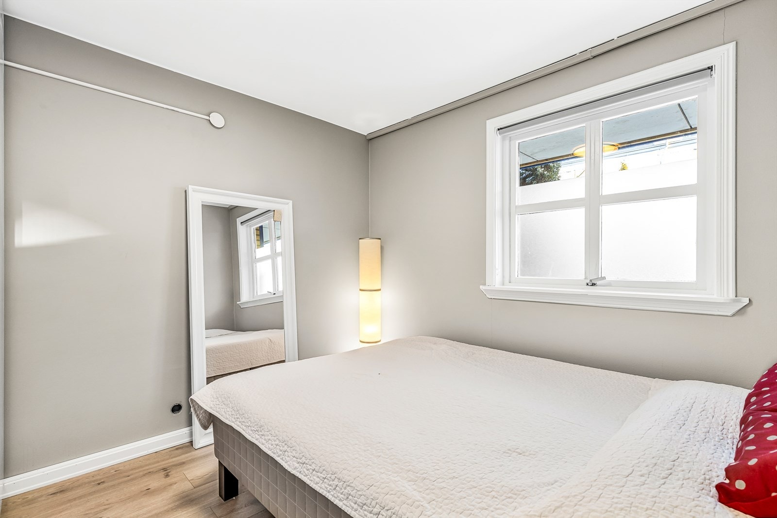 Soverom 3 har også god plass til stor seng og garderobeløsning. Galleribilde