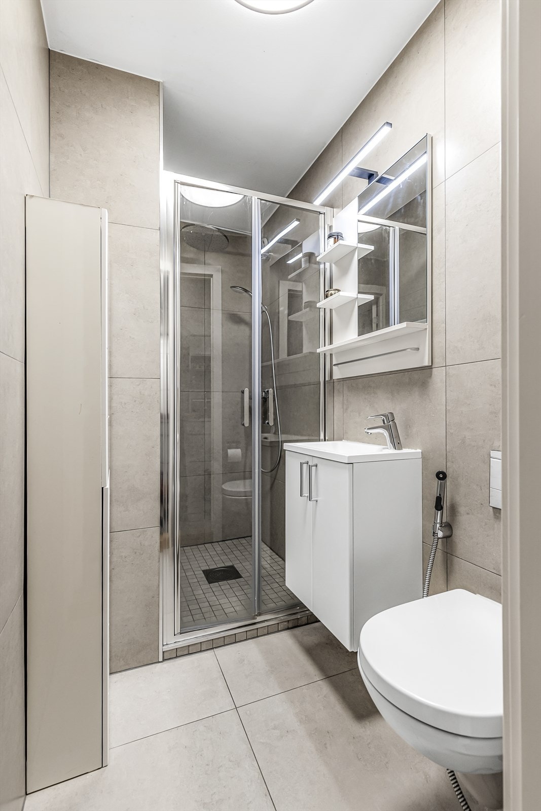 Bad nr. 2 har et moderne uttrykk med 60x60 fliser i en behagelig beige/grå farge. Galleribilde