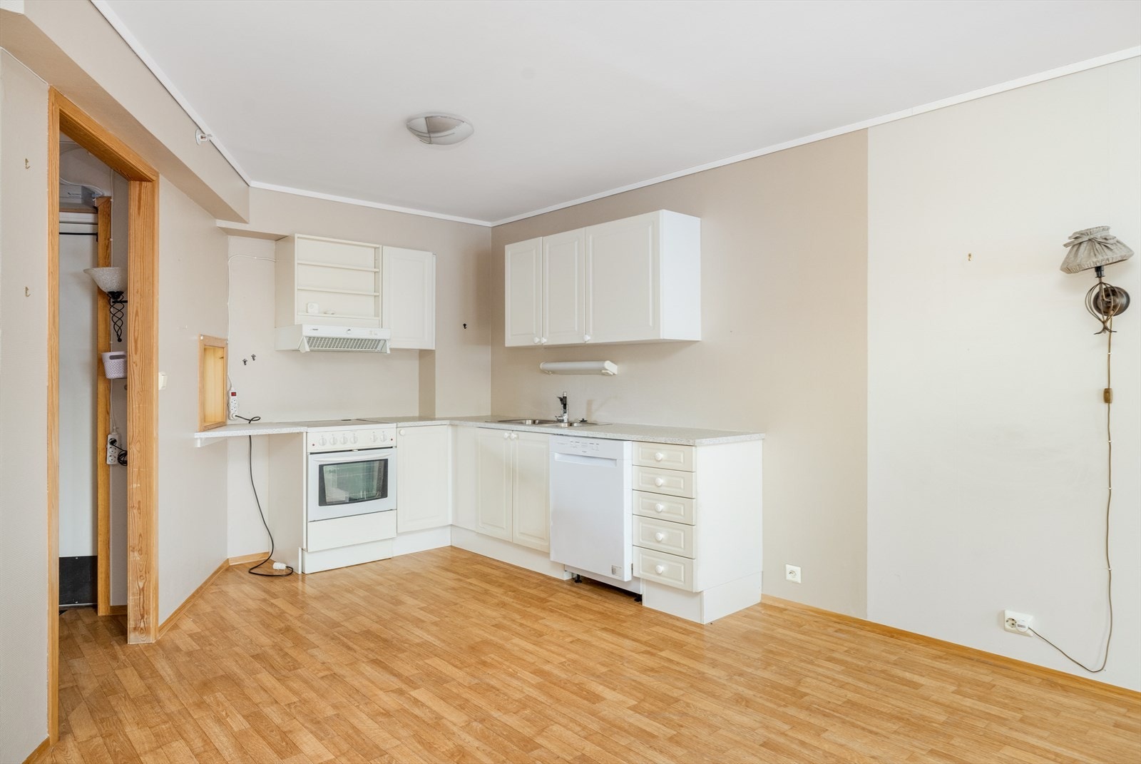 På kjøkkenet er det hvit innredning fra Sigdal med profilerte fronter. Det er gode arbeidsflater på laminerte benkeplater, og på enden av benken er det et lite vindu ut mot svalgangen. Galleribilde