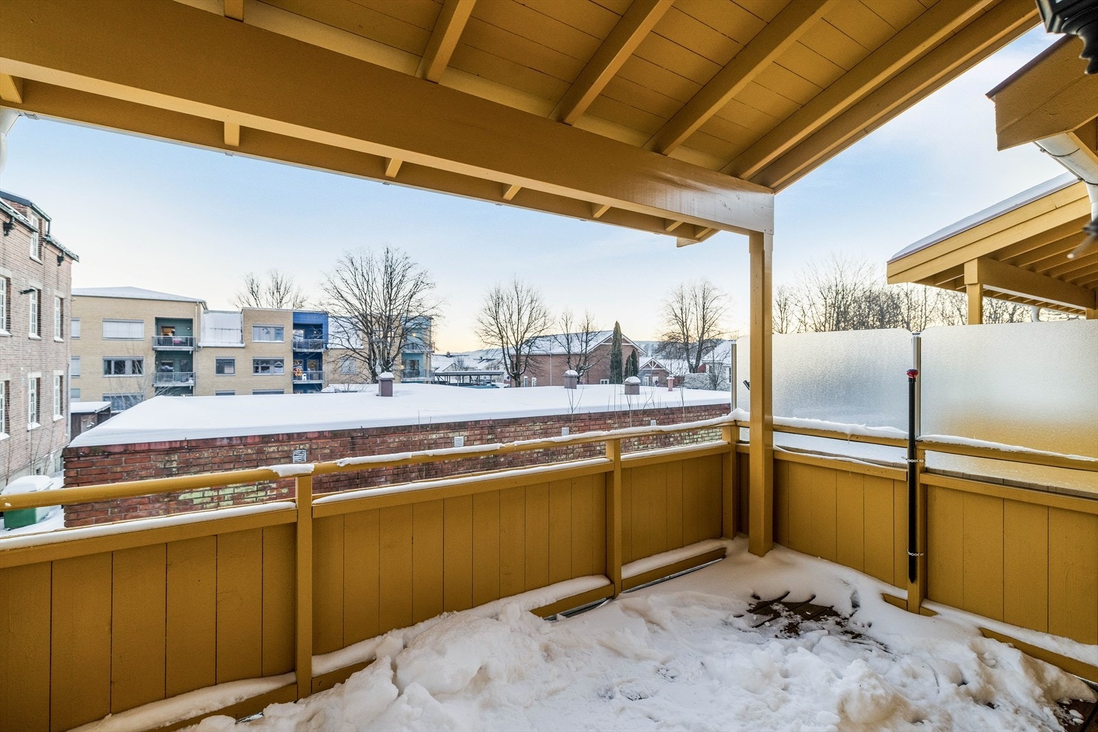 Fra stuen er det utgang til sydvendt, overbygget balkong. Galleribilde