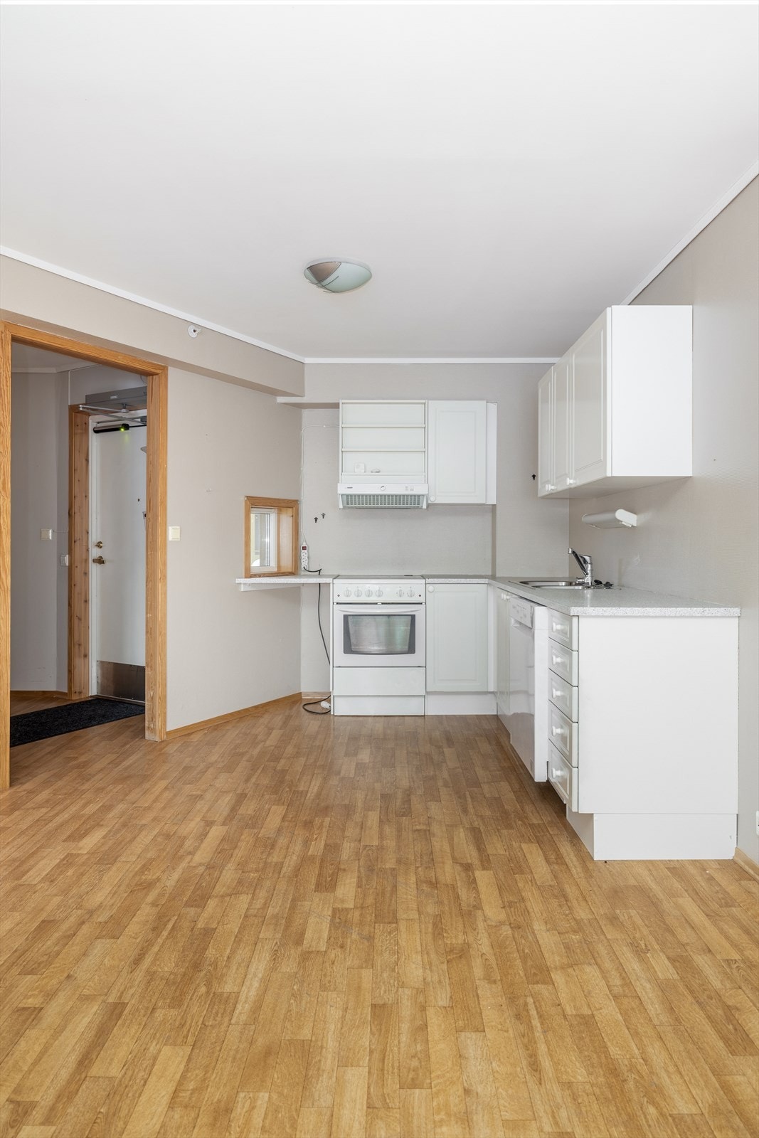 Kjøkkenet har avsatt plass til frittstående hvitevarer som oppvaskmaskin, komfyr og kjøl/fryseskap, og over kokesonen er det avtrekk via mekanisk avtrekksanlegg. Varmtvannstanken på ca. 120 liter er innebygget i kjøkkenbenk. Galleribilde