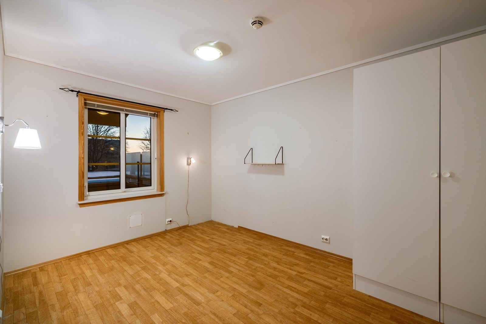 Det er her oppbevaringsplass i dobbelt garderobeskap. Galleribilde