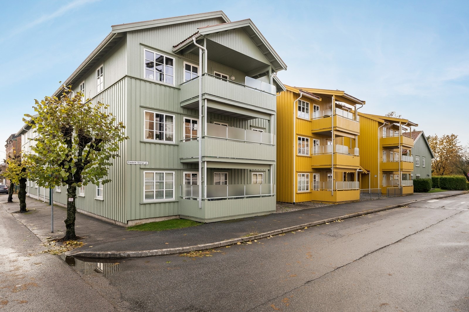 Borettslaget har parkeringskjeller, med utleie av p-plasser og mulighet for elbil lading. Tildeling skjer etter skriftlig søknad til styret. Galleribilde