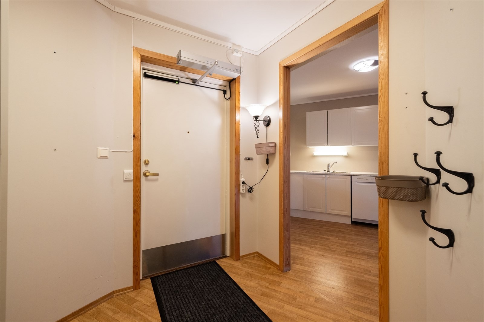 Med enkel adkomst fra svalgangen kommer man inn i den lyse entrèen hvor det er plass til mindre møblering samt til å henge fra seg yttertøy på fastmonterte knagger. Galleribilde