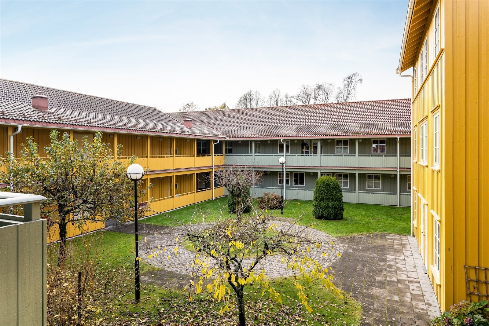 Borettslaget har et felles lukket atrium med fine uteplasser og kan benyttes som et hyggelig samlingspunkt for beboerne. Galleribilde