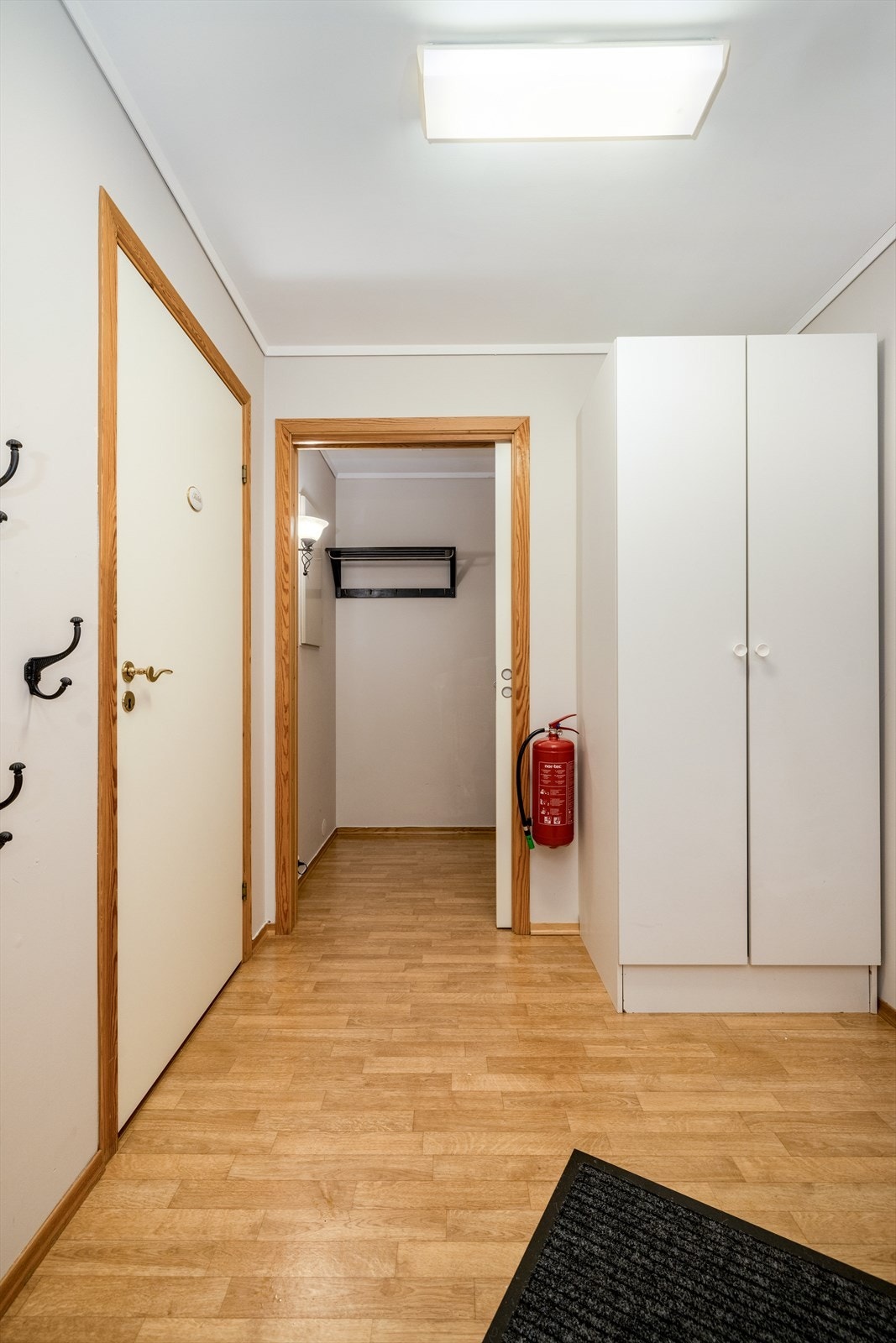Her er også et dobbelt garderobeskap. Inntil entrèen og med plassbesparende skyvedør er det en romslig bod på 3 m2 med god oppbevaringsplass. Sikringsskapet er plassert i boden. Galleribilde