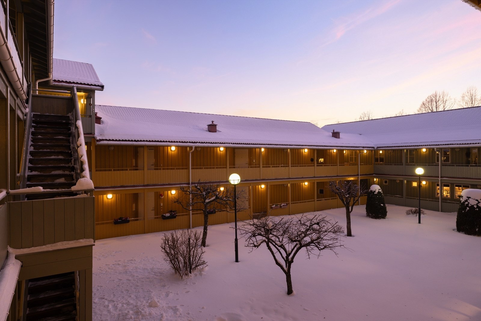 Borettslaget har et trivelig bomiljø og felles lukket atrium med opparbeidet hageanlegg til felles benyttelse. Galleribilde