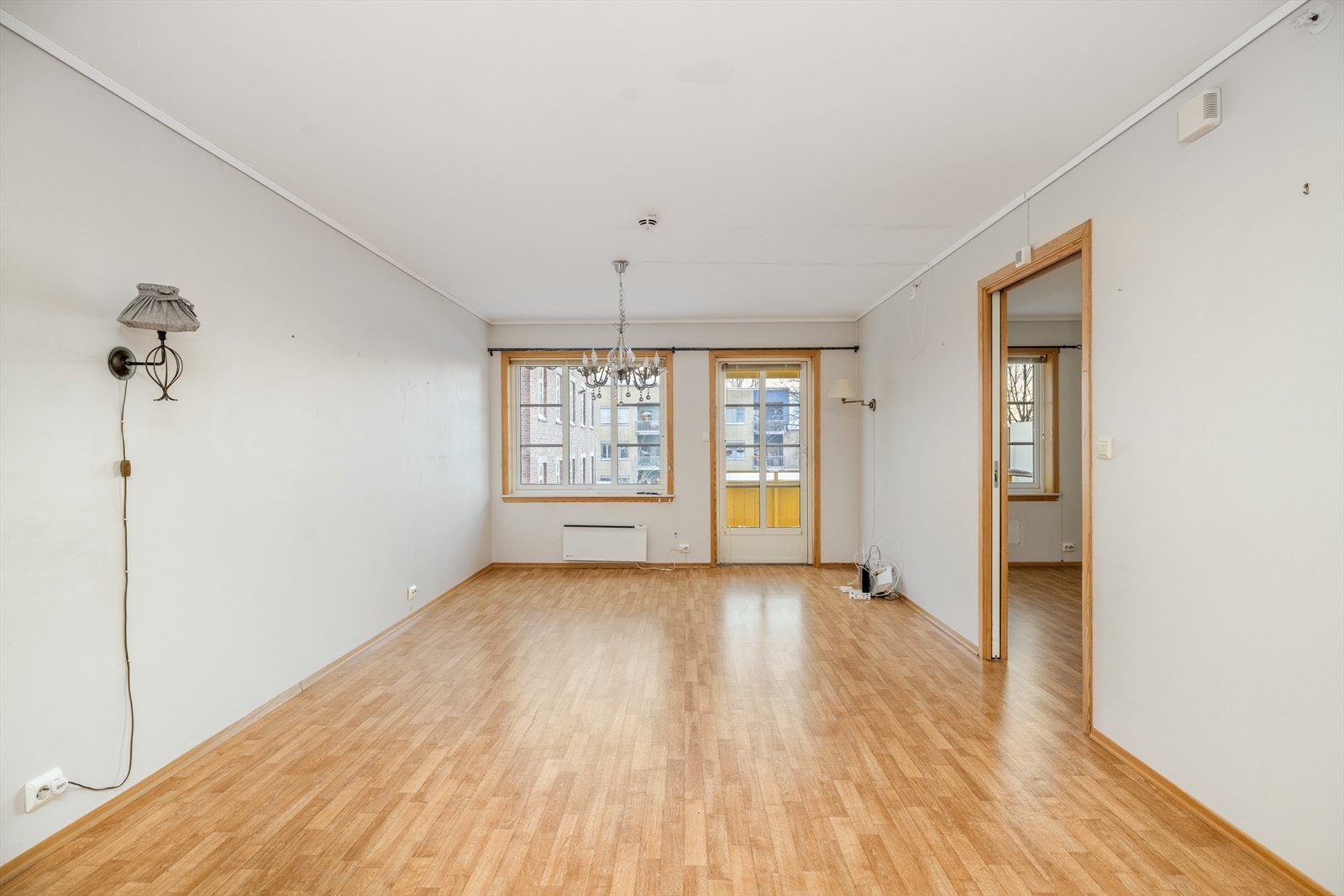 Det er installert kabel-tv og internett som er inkludert i de oppgitte felleskostnadene. Over stuevinduet er det montert elektrisk markise for solskjerming. Galleribilde