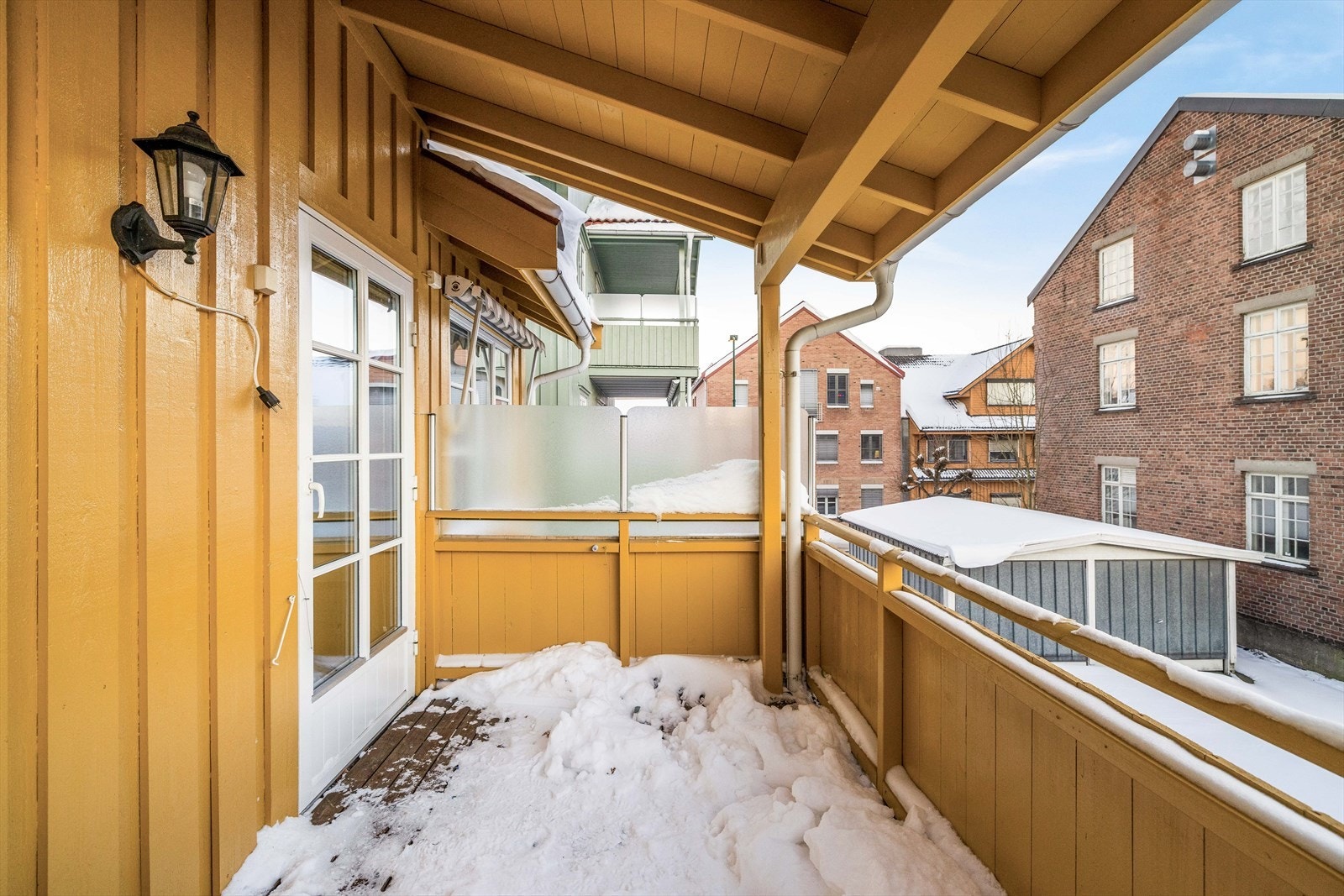 Balkongen har frostet glass på balkongrekkverk som skjermer fint for vær, vind og innsyn. Galleribilde