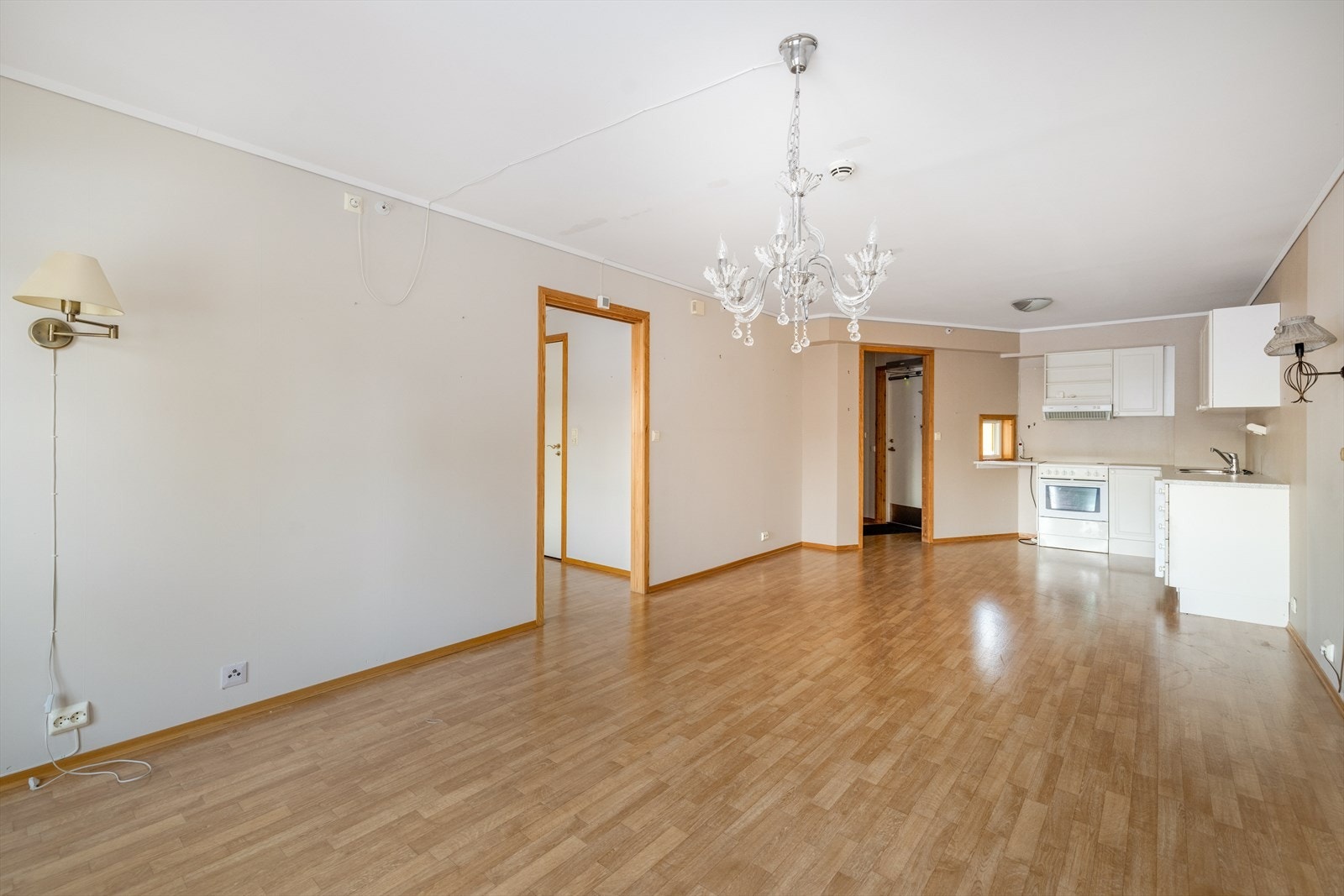 Leiligheten har en hyggelig stue og kjøkken i åpen løsning. Komfyr og oppvaskmaskin medfølger. Galleribilde