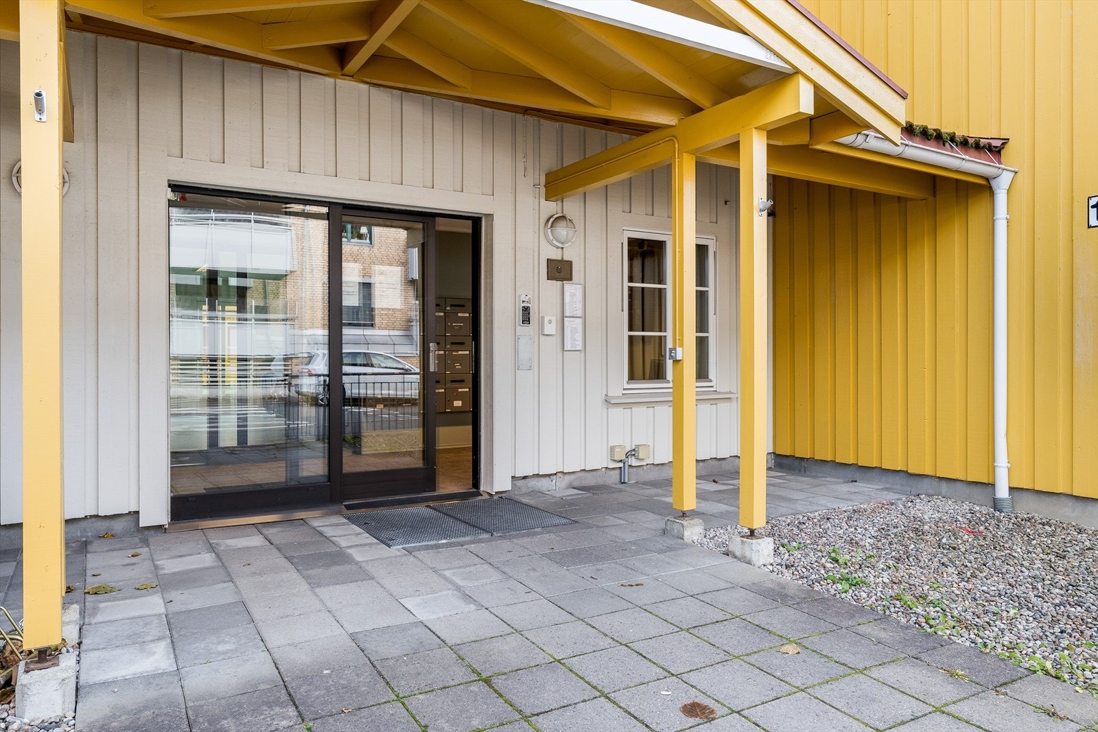 Felles inngangsparti med automatlås på døren. Galleribilde
