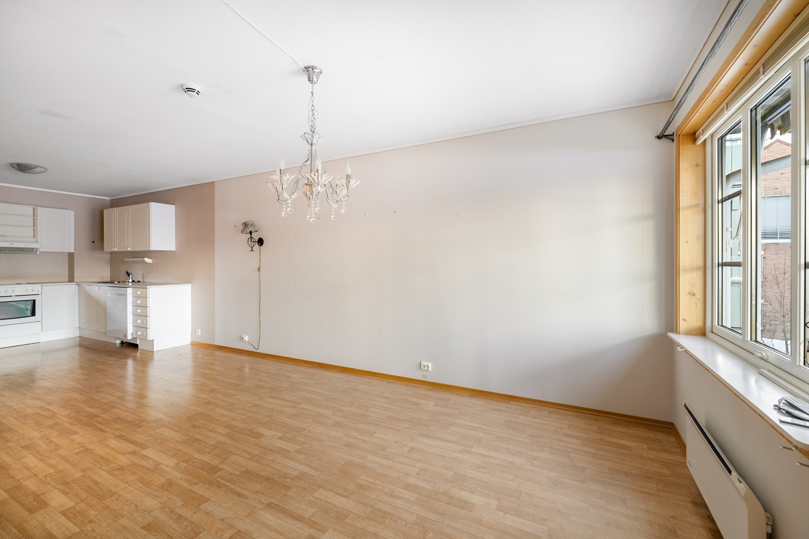 Stuen har god plass til både sofagruppe, spisestue og annen mindre møblering. Galleribilde