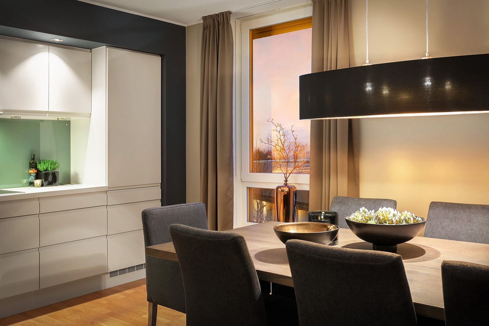 Dette er en leilighet med oppgraderinger som blant annet belysning, elektrisk solskjerming og markise og praktiske endringer i planløsningen. Galleribilde