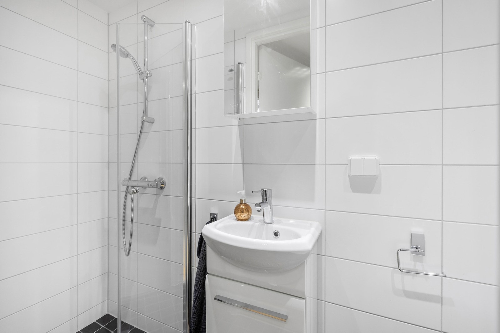 Det andre badet er på 2 kvm og passer ypperlig for gjester. Galleribilde