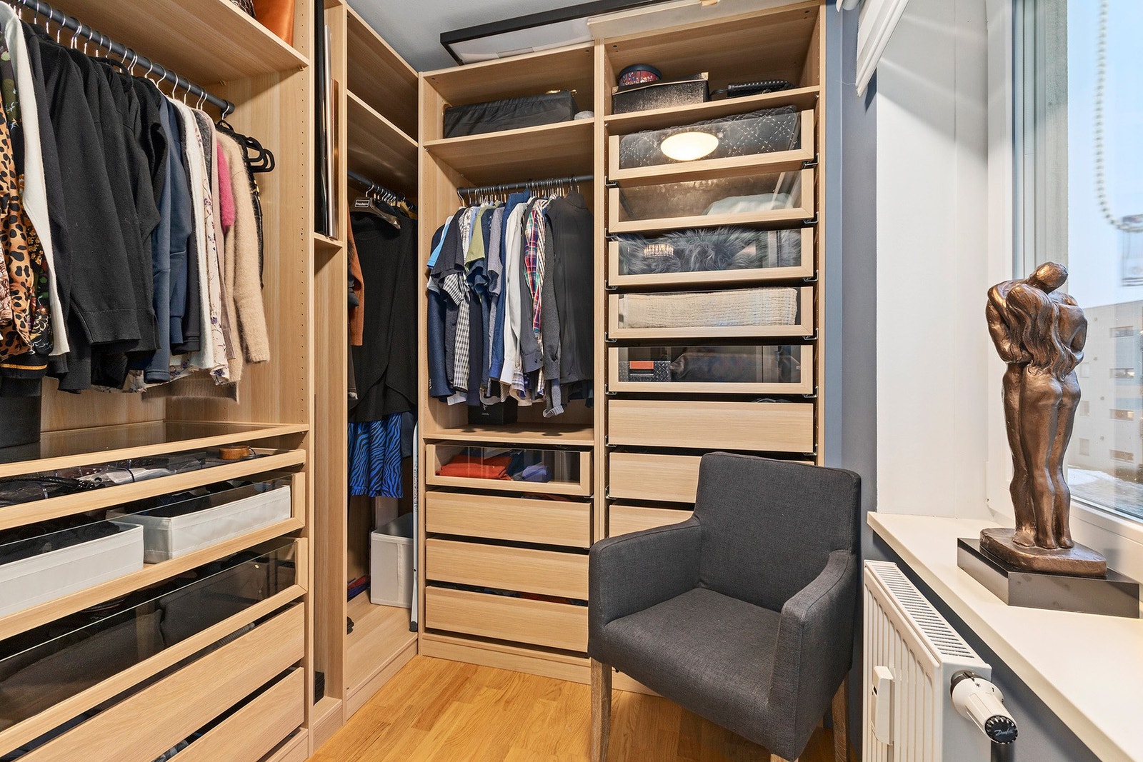 Garderoberom/walk-in på 4,5 kvm utstyrt med tilpasset garderobeinnredning. Galleribilde